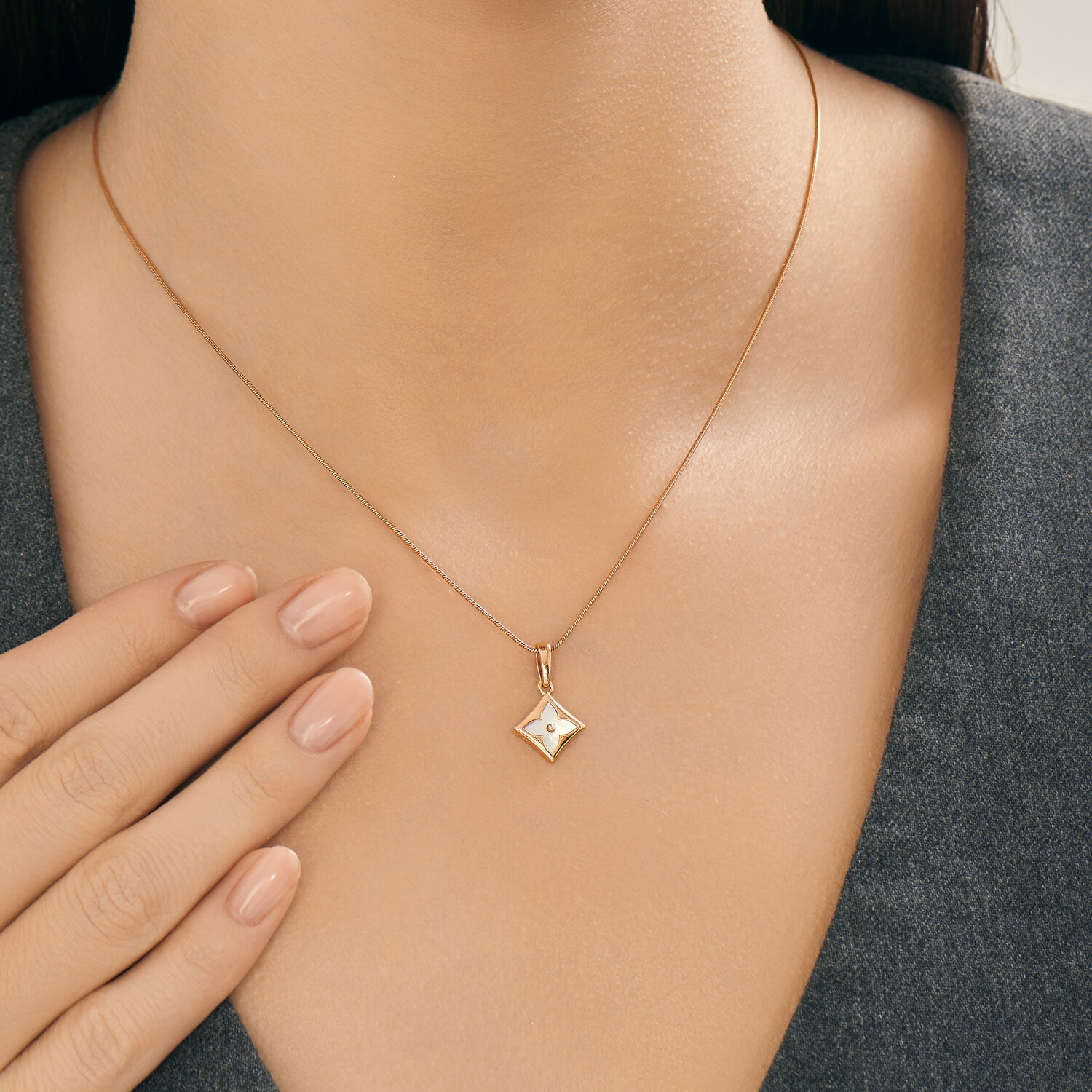 Подвеска Sokolov из золота с перламутром - image 3