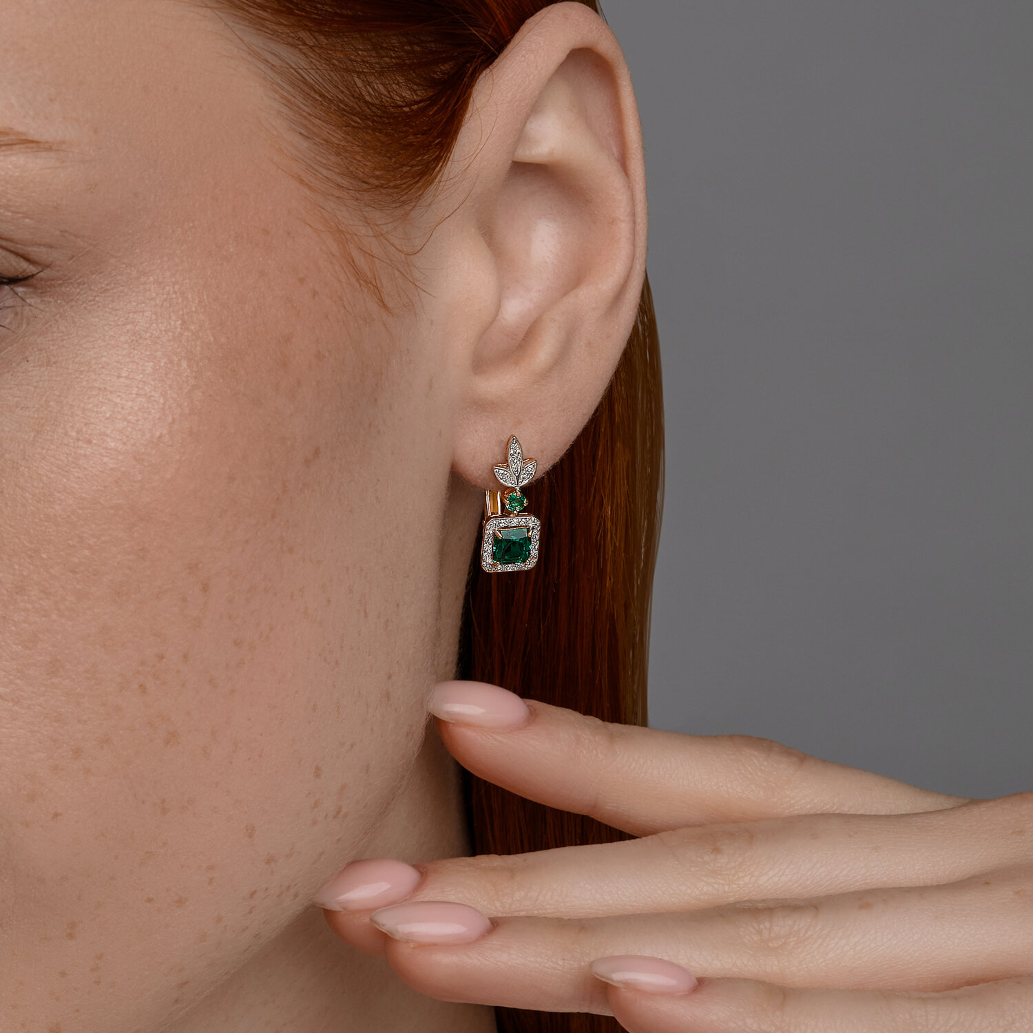 Cercei Sokolov din aur cu diamante și smaralde - image 2